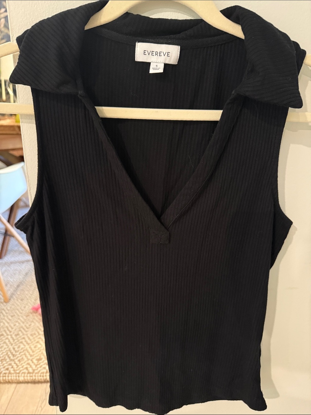 Evereve Black Ribbed Sleeveless V-Collar Tank